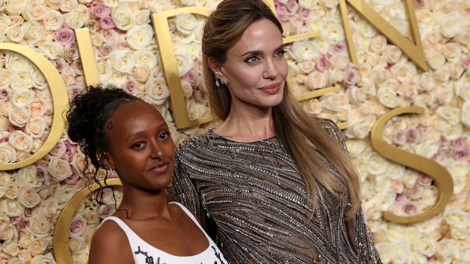 Filha de Angelina Jolie e Brad Pitt, Zahara exclui sobrenome