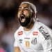 Gabigol é punido pelo STJD por gesto obsceno em jogo do Santos