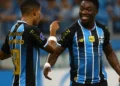 Grêmio se redime de falhas, vira e empurra o Santos para o Z4 do Brasileiro