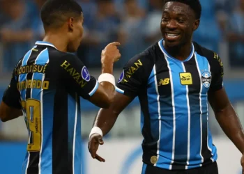Grêmio se redime de falhas, vira e empurra o Santos para o Z4 do Brasileiro