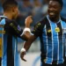 Grêmio se redime de falhas, vira e empurra o Santos para o Z4 do Brasileiro