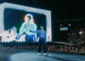 Harry Styles cai no chão após se engasgar com água em show; veja o vídeo