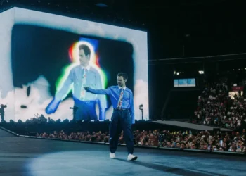 Harry Styles cai no chão após se engasgar com água em show; veja o vídeo
