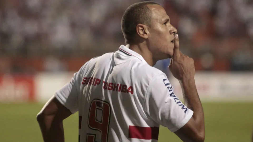 Luis Fabiano anuncia pré-candidatura a deputado federal por São Paulo: