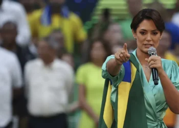 Michelle impõe condição inusitada para entrar na campanha de Flávio
