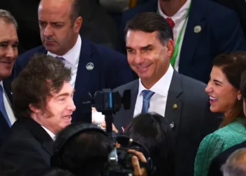 Milei recebe Flávio e declara apoio à candidatura no Brasil