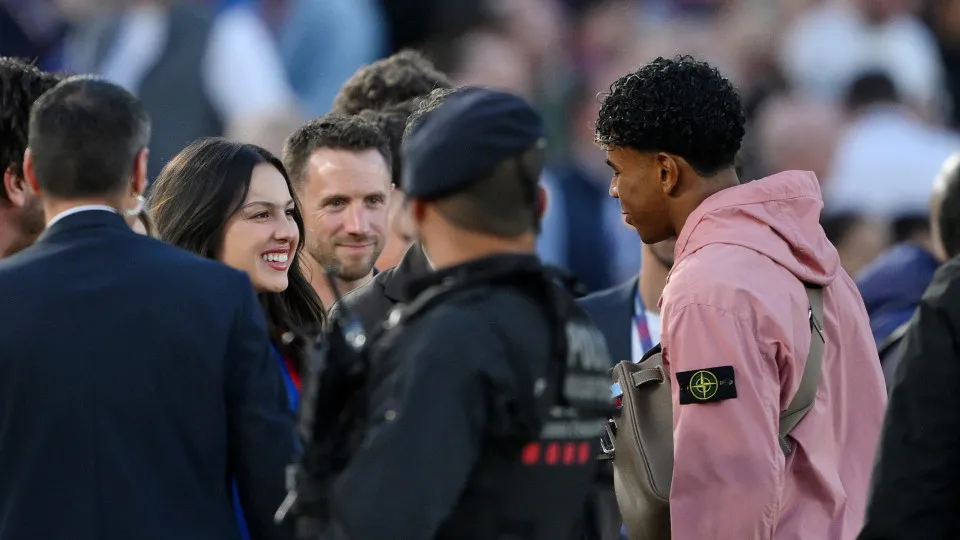 Olivia Rodrigo encontra Lamine Yamal em clássico do Barça; veja