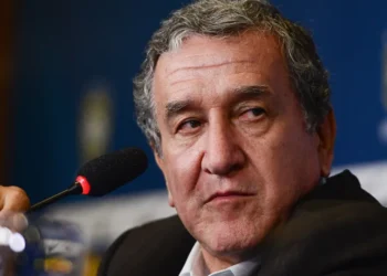 Parreira faz cirurgia, está na UTI e respira com ajuda de aparelhos