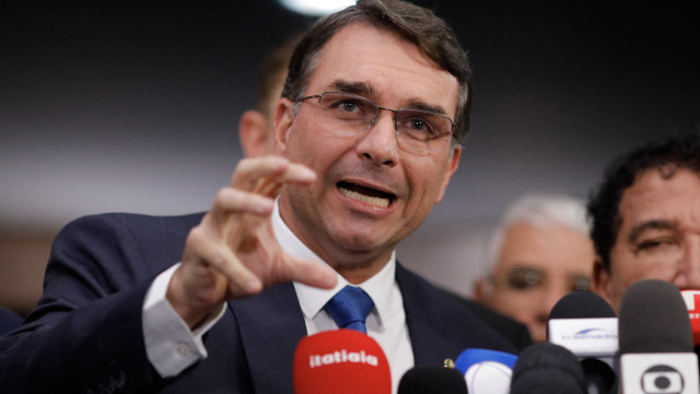 Flávio Bolsonaro apaga posts com críticas ao Bolsa Família