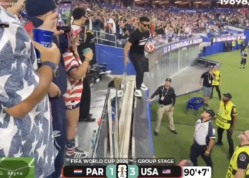 Torcedor tenta invadir gramado após gol dos EUA; vídeo
