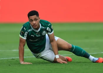 Vitor Roque não terá férias durante Copa para seguir tratamento de lesão