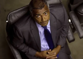 Romário diz que devolverá salário ao Senado e que não pediu licença para votar pelo fim da 6x1