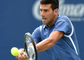 Djokovic bate Tsitsipas, avança em Wimbledon e pode reencontrar Fonseca