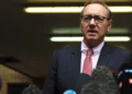 Kevin Spacey anuncia venda de anel em homenagem aos 250 anos da independência dos EUA