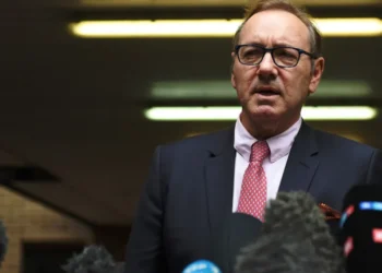 Kevin Spacey anuncia venda de anel em homenagem aos 250 anos da independência dos EUA