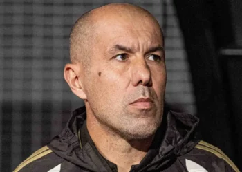Técnico do Flamengo fala sobre plano para jogos na Europa e análise de jovens da base