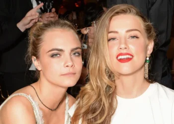 Cara Delevingne confirma affair com Amber Heard, ex de Johnny Depp