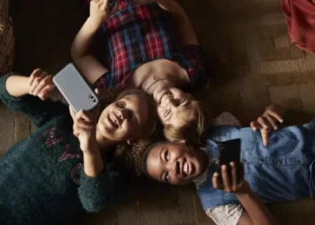 Posse de celular diminui entre crianças pela 1ª vez e cresce entre idosos, diz IBGE