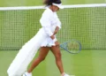 Tenista Naomi Osaka vira ícone de moda ao desfilar looks assinados nas quadras