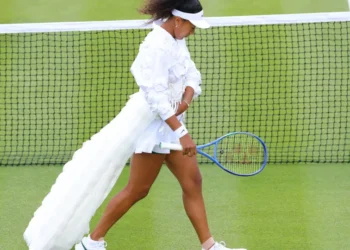 Tenista Naomi Osaka vira ícone de moda ao desfilar looks assinados nas quadras