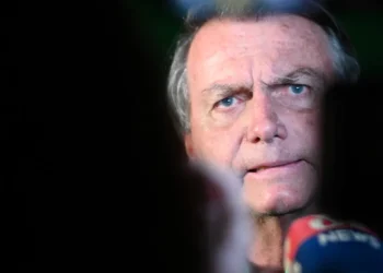 Moraes prorroga prisão domiciliar de Bolsonaro