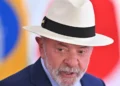 Lula mostra dedo do meio durante evento do Governo
