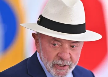 Lula mostra dedo do meio durante evento do Governo
