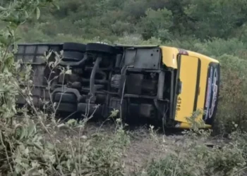 Acidente com ônibus de romeiros deixa dois mortos e 21 feridos no Ceará