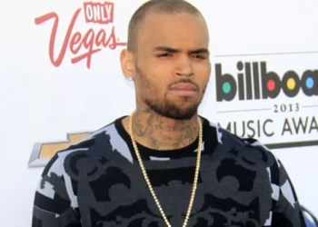 Chris Brown é condenado após ataque de cão desfigurar funcionária