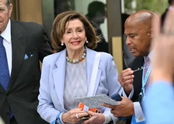 Marido de Nancy Pelosi bate em carro e foge do local na Califórnia