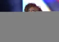 Alcione se desequilibra e cai durante show em São Luís