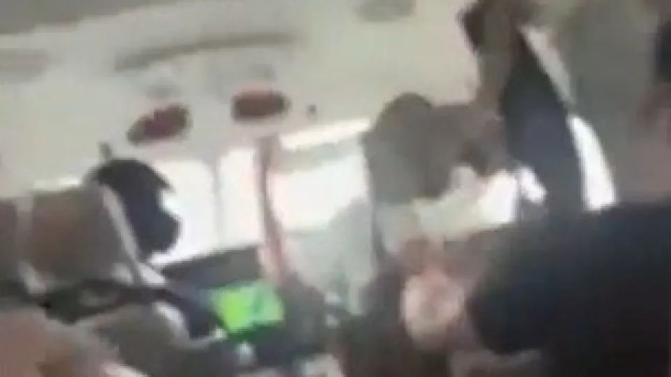 Passageiros entram em desespero após aeronave