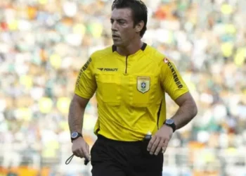CBF defende árbitro Raphael Claus, chamado de