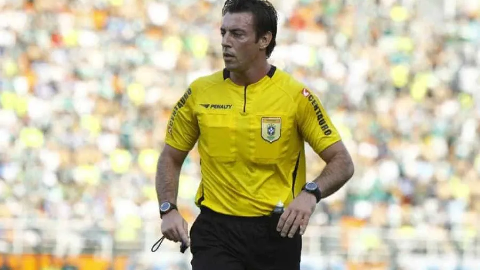 CBF defende árbitro Raphael Claus, chamado de