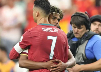 As imagens do abraço de Lamine Yamal a Cristiano Ronaldo no fim do jogo
