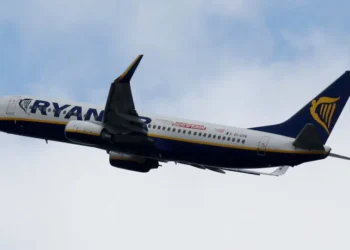 Passageiro é sugado para fora de janela em voo da Ryanair