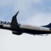 Passageiro é sugado para fora de janela em voo da Ryanair