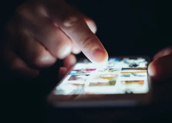 Os 5 truques simples para poupar os olhos da tela do celular