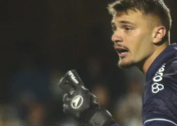 Grando pega dois pênaltis, e Grêmio vence Cruzeiro em amistoso quente