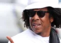 Jay-Z faz Rihanna subir ao palco em show, e artista brinca:
