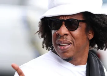 Jay-Z faz Rihanna subir ao palco em show, e artista brinca: