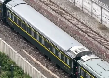 Mãe salva filha segundos antes de morrer atropelada por trem na Alemanha