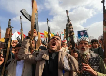 Houthis atacam Arábia Saudita e ameaçam fechar mar Vermelho após bombardeio
