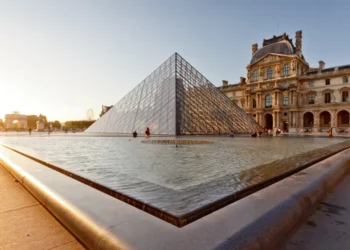 Ladrões do Museu do Louvre dizem que mandante do crime queria mais joias