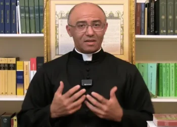Quem é o padre brasileiro que desafia Vaticano e se rebelou após excomunhão