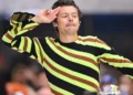 Harry Styles come pão de queijo e passeia no Ibirapuera antes de show em SP