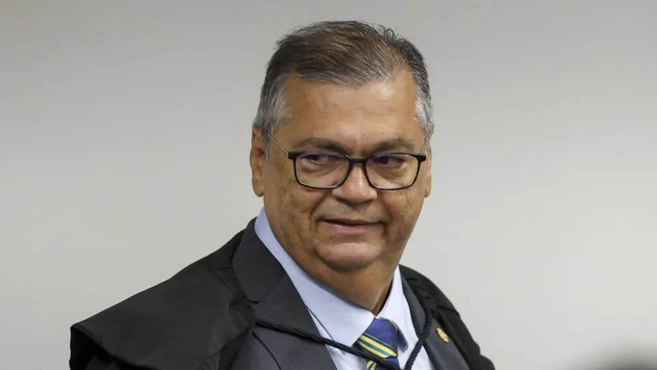 Dino manda presidentes de 21 partidos explicarem se têm