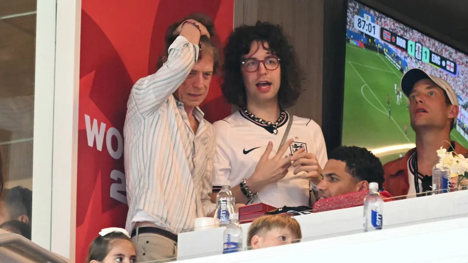 Mick Jagger vê Inglaterra cair na Copa e revive piada de