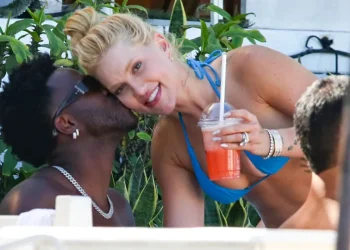 Vini Jr. e Virginia trocam beijos em praia do Rio após reatarem namoro