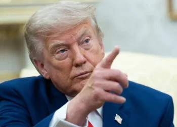 Trump: EUA vão bombardear uma ponte ou central por cada ataque em Hormuz